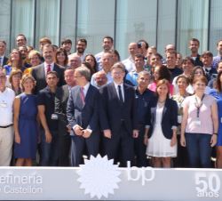Fotografía de grupo de Su Majestad el Rey con una representacion de trabajadores de la planta