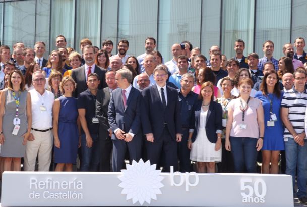 Fotografía de grupo de Su Majestad el Rey con una representacion de trabajadores de la planta