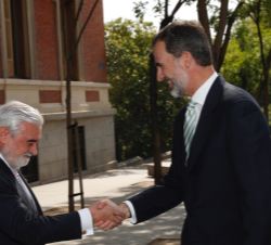 A su llegada a la sede de la Real Academia Española, Su Majestad el Rey es saludado por el director de la Real Academia Española, Darío Villanueva