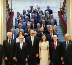 Don Felipe y Doña Letizia junto a los académicos de la Real Academia Española