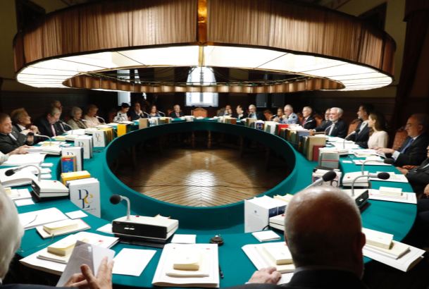 Vista general de la Sala de Plenos donde se desarrolla el Pleno de la Real Academia Española, presidido por Sus Majestades los Reyes