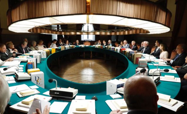 Vista general de la Sala de Plenos donde se desarrolla el Pleno de la Real Academia Española, presidido por Sus Majestades los Reyes