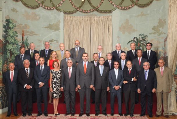 Don Felipe junto a las autoridades y patronos asistentes a la reunión del Patronato del Real Instituto Elcano de Estudios Internacionales y Estratégicos
