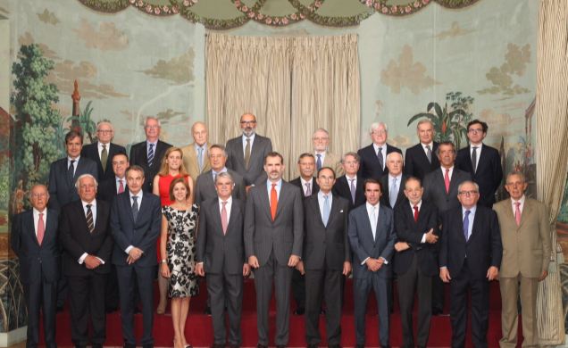 Don Felipe junto a las autoridades y patronos asistentes a la reunión del Patronato del Real Instituto Elcano de Estudios Internacionales y Estratégic