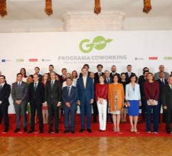 Don Felipe y Doña Letizia, con los asistentes al almuerzo de trabajo sobre el Programa "Coworking Santander"