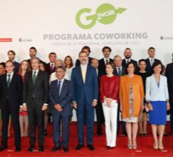 Don Felipe y Doña Letizia, con los asistentes al almuerzo de trabajo sobre el Programa "Coworking Santander"