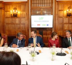 Sus Majestades los Reyes conversan con el presidente de Cantabria y el ministro de Fomento durante el almuerzo de trabajo