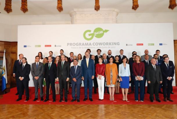 Don Felipe y Doña Letizia, con los asistentes al almuerzo de trabajo sobre el Programa 