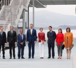 Sus Majestades los Reyes con las autoridades asistentes a la inauguración del edificio del Centro Botín