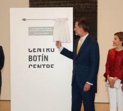Su Majestad el Rey descubre una placa conmemorativa del acto