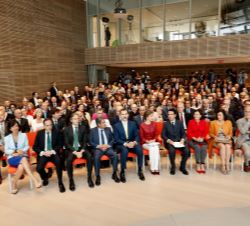 Sus Majestades los Reyes con las autoridades en el auditorio del Centro Botín