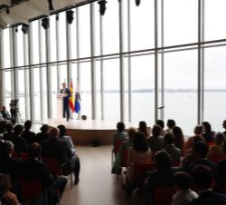 Vista general del auditorio del Centro Botín durante la intervención de Don Felipe