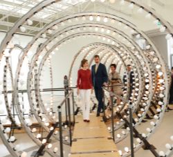 Don Felipe y Doña Letizia durante su recorrido por la exposición del artista contemporáneo belga Carsten Höller