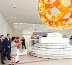 Don Felipe y Doña Letizia durante su recorrido por la exposición del artista contemporáneo belga Carsten Höller