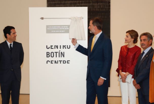 Su Majestad el Rey descubre una placa conmemorativa del acto
