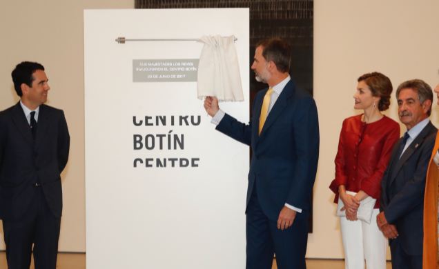 Su Majestad el Rey descubre una placa conmemorativa del acto
