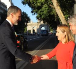 Su Majestad el Rey saluda a la presidenta del Congreso de los Diputados, Ana María Pastor