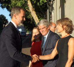 Su Majestad el Rey saluda a la ministra de Agricultura y Pesca, Alimentación y Medio Ambiente, Isabel García Tejerina