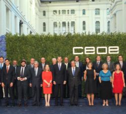 Su Majestad el Rey con las autoridades y personalidades asistentes a la cena