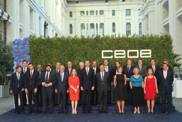 Su Majestad el Rey con las autoridades y personalidades asistentes a la cena