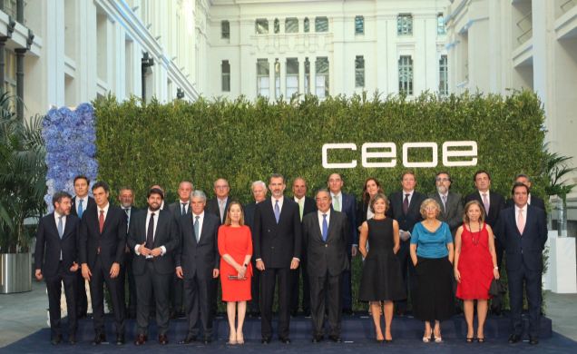 Su Majestad el Rey con las autoridades y personalidades asistentes a la cena