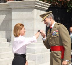 Su Majestad el Rey recibe el saludo de la ministra de Defensa, María Dolores de Cospedal, a su llegada al Centro Superior de Estudios de la Defensa Na