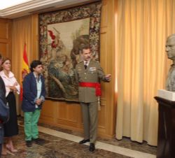 Su Majestad el Rey conversa con el escultor Fernando Montero de Espinosa, que ha sido el artista encargado de esculpir la obra donada por la compañía 