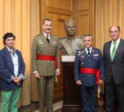 Su Majestad el Rey junto al presidente y consejero delegado de Iberdrola, José Ignacio Sánchez Galán, Fernando Montero de Espinosa, escultor, y el dir
