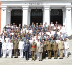 Su Majestad el Rey en la escalera exterior del CESEDEN junto a los miembros del XVIII Curso de Estado Mayor