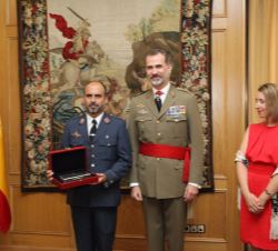Don Felipe junto al numero uno del Curso, Comandante del Cuerpo General del Ejército del Aire, Arturo Arribas Santiago y su acompañante
