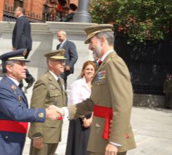 Su Majestad el Rey recibe el saludo del director del Centro Superior de Estudios de la Defensa Nacional (CESEDEN), teniente general Rafael Sánchez Ort
