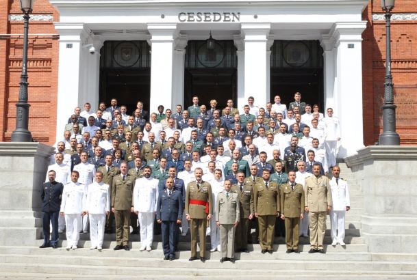 Su Majestad el Rey en la escalera exterior del CESEDEN junto a los miembros del XVIII Curso de Estado Mayor