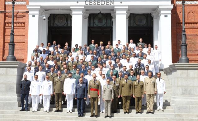 Su Majestad el Rey en la escalera exterior del CESEDEN junto a los miembros del XVIII Curso de Estado Mayor