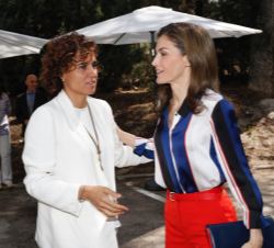 Su Majestad la Reina es recibida por la ministra de Sanidad, Servicios Sociales e Igualdad, Dolors Montserrat
