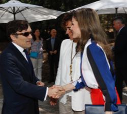 Doña Letizia recibe el saludo del vicepresidente ejecutivo de la Fundación ONCE y presidente de Ilunion, Alberto Durán