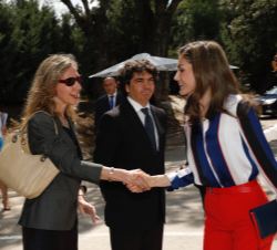 Doña Letizia recibe el saludo de la vicepresidenta segunda de la ONCE, Patricia Sanz