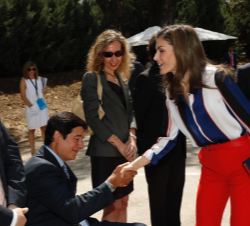 Su Majestad la Reina recibe el saludo del director general del Real Patronato sobre Discapacidad, Borja Fanjul