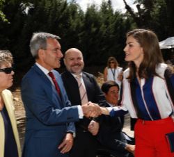 Doña Letizia recibe el saludo del consejero delegado de Ilunion, Alejandro Oñoro