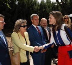 Doña Letizia recibe el saludo de la secretaria general de la Fundación ONCE, Teresa Palahí