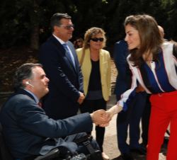 Su Majestad la Reina recibe el saludo del director de accesibilidad universal de la Fundación ONCE, Jesús Hernández Galán