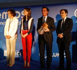 Su Majestad la Reina, la ministra de Sanidad, Servicios Sociales e Igualdad, Dolors Montserrat, y el vicepresidente ejecutivo de la Fundación ONCE y p