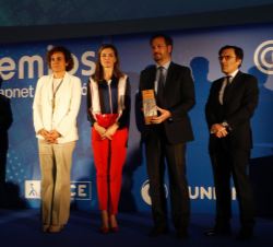 La Reina, la ministra de Sanidad, Servicios Sociales e Igualdad, Dolors Montserrat, y el vicepresidente ejecutivo de la Fundación ONCE y presidente de