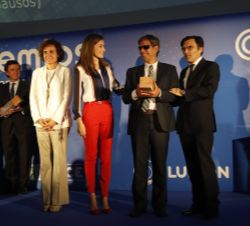 Su Majestad la Reina, la ministra de Sanidad, Servicios Sociales e Igualdad, Dolors Montserrat, y el vicepresidente ejecutivo de la Fundación ONCE y p