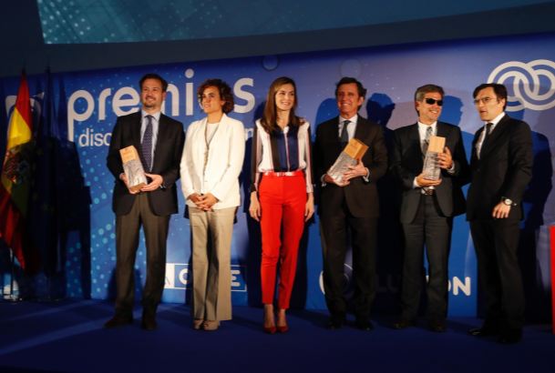Su Majestad la Reina, la ministra de Sanidad, Servicios Sociales e Igualdad, Dolors Montserrat, y el vicepresidente ejecutivo de la Fundación ONCE y presidente de Ilunion, Alberto Durán, con los premiados