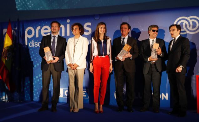 Su Majestad la Reina, la ministra de Sanidad, Servicios Sociales e Igualdad, Dolors Montserrat, y el vicepresidente ejecutivo de la Fundación ONCE y p