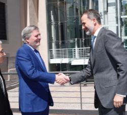 Su Majestad el Rey recibe el saludo del ministro de Educación, Cultura y Deporte, Íñigo Méndez de Vigo