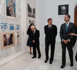 Su Majestad el Rey y el Presidente de Eslovenia atienden a las explicaciones de la comisaria de la muestra y directora de la Moderna Galerija de Liubl