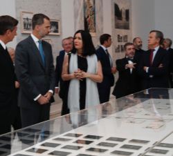 Su Majestad el Rey y el Presidente de Eslovenia atienden a las explicaciones de la comisaria de la muestra y directora de la Moderna Galerija de Liubl