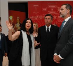 Su Majestad el Rey y el Presidente de Eslovenia atienden a las explicaciones de la comisaria de la muestra y directora de la Moderna Galerija de Liubl