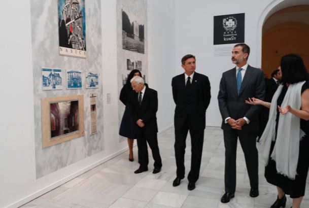 Su Majestad el Rey y el Presidente de Eslovenia atienden a las explicaciones de la comisaria de la muestra y directora de la Moderna Galerija de Liubliana, Zdenka Badovinac